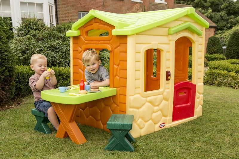 little tikes playhouse picnic on the patio